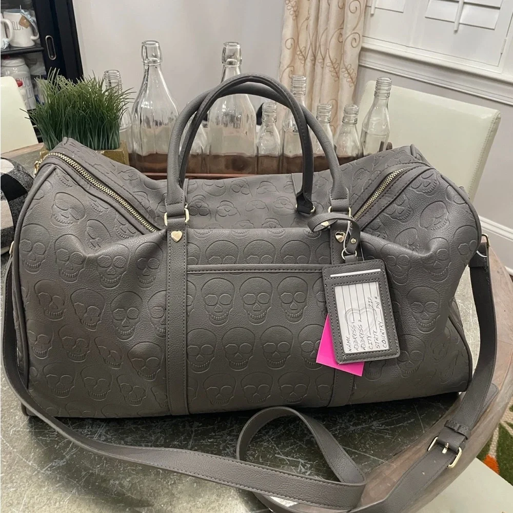 BETSEY JOHNSON GRAY SKULL TRAVEL DUFFLE WEEKENDER BAG NEW - Picture 7 of 8